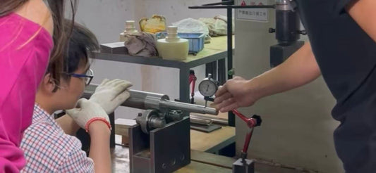 XW Machinery air expanding shaft concentricity test showing runout accuracy inspection before shipment