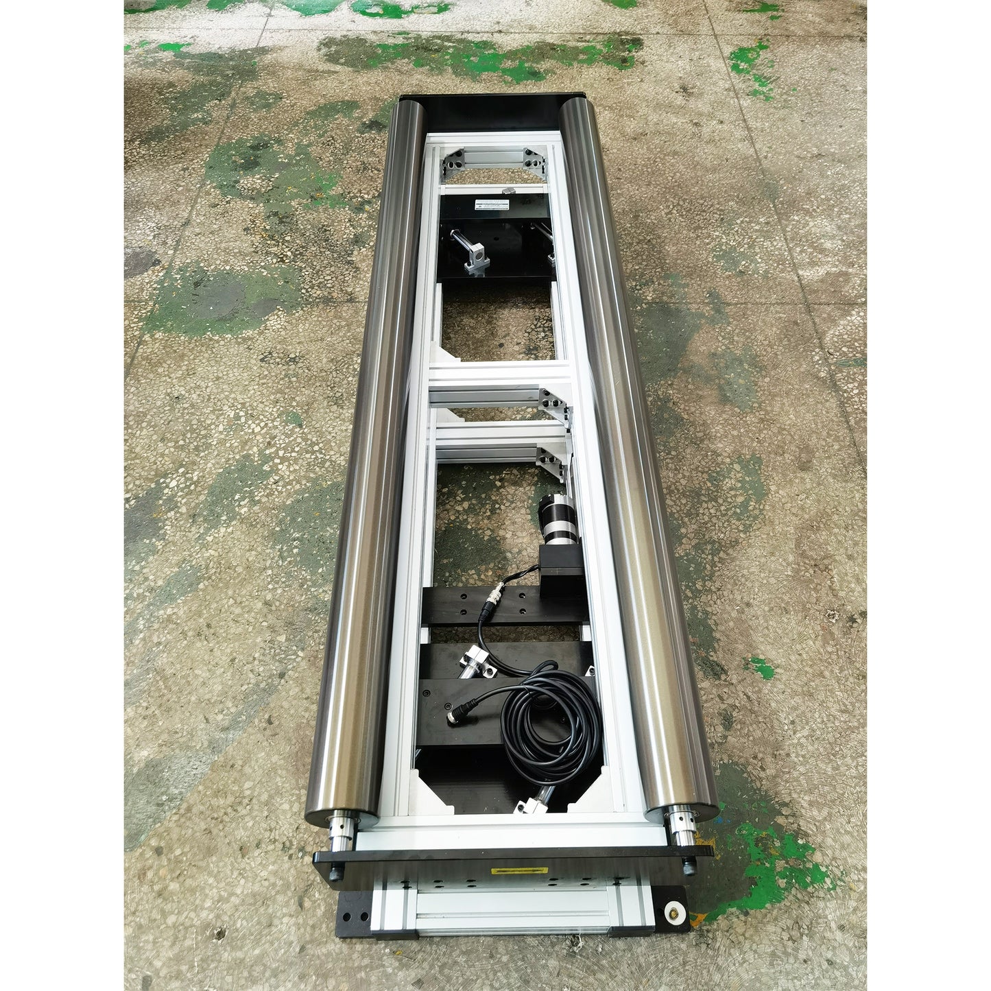 Automatic web alignment guiding frame system for rewinding and flexible packaging production lines