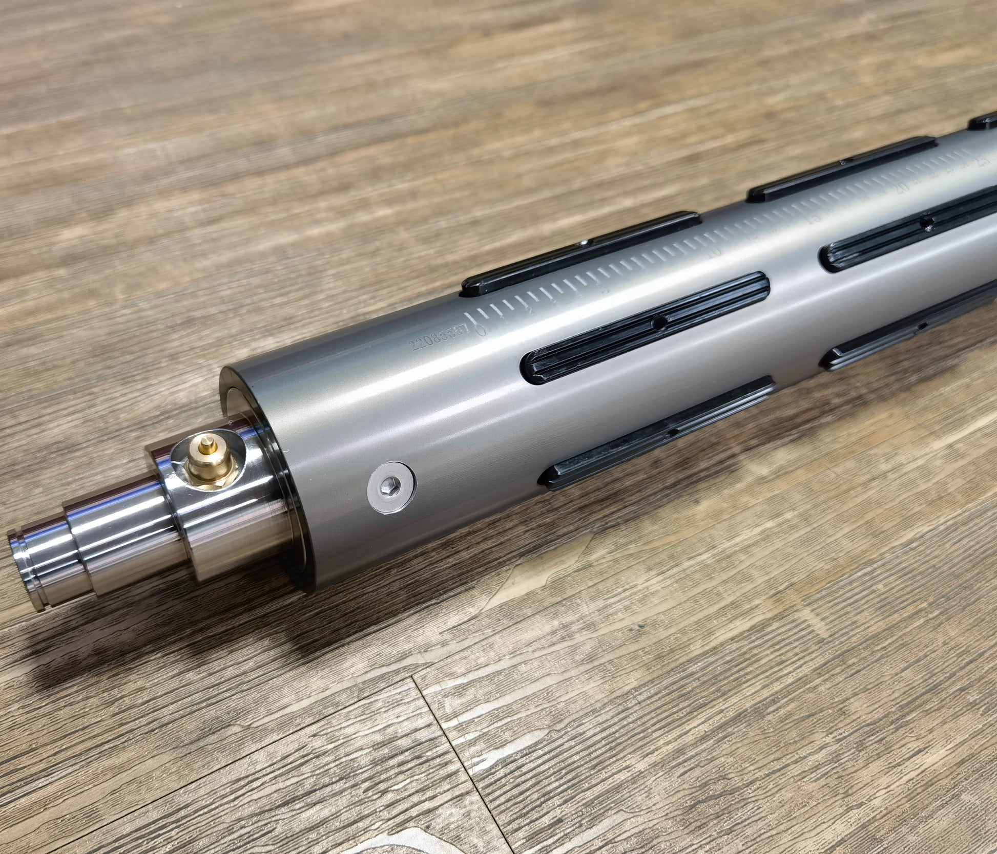 Expanding lugs of pneumatic Lug Type Air Shaft gripping paper core