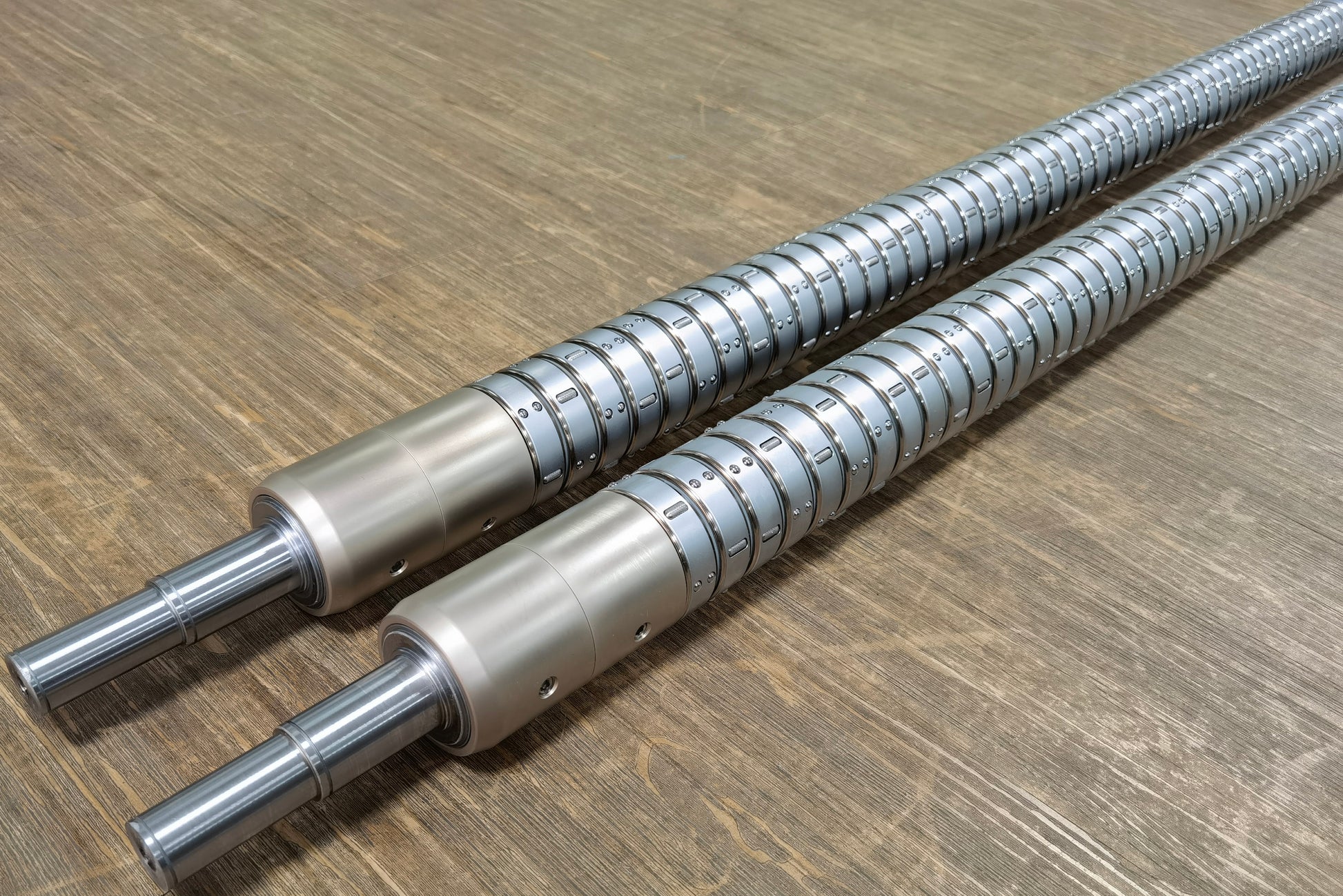 Roller differential shaft for lithium battery electrode slitting applications